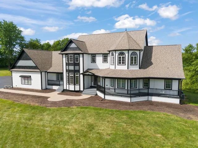 $949,000 | 5065 East Sleepy Hollow Road, Earlville, IL 60518