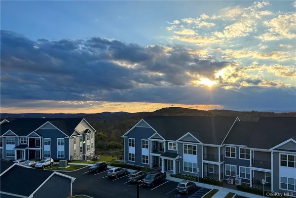 a view of houses with sky view