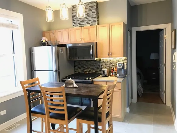$2,000 | 2008 West Warner Avenue, Unit 1E, Chicago, IL 60618