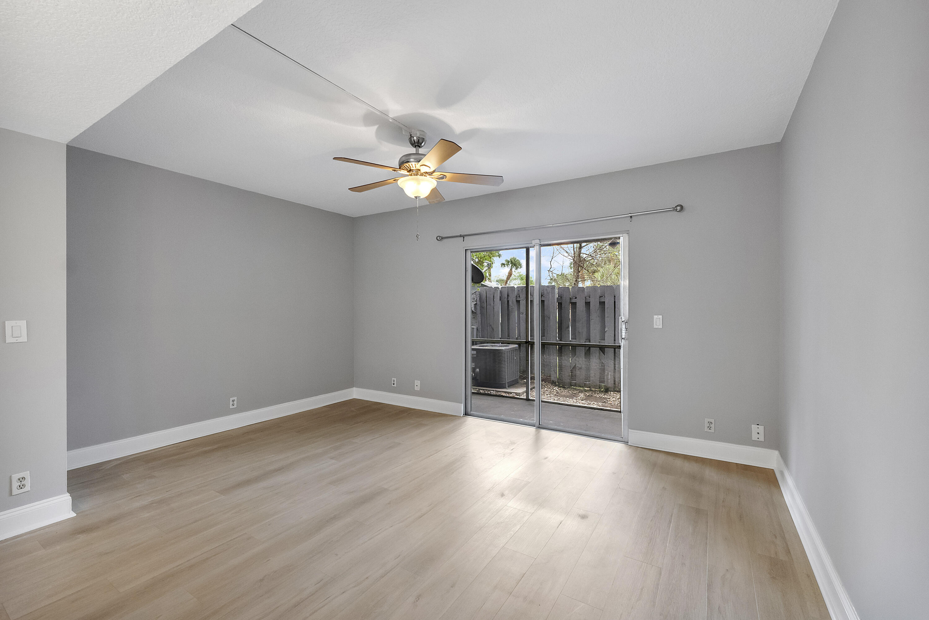 185 Southwest 3rd Street Pompano Beach, FL 33060 - Photo 12 of 77 185 Sw 3rd St_015