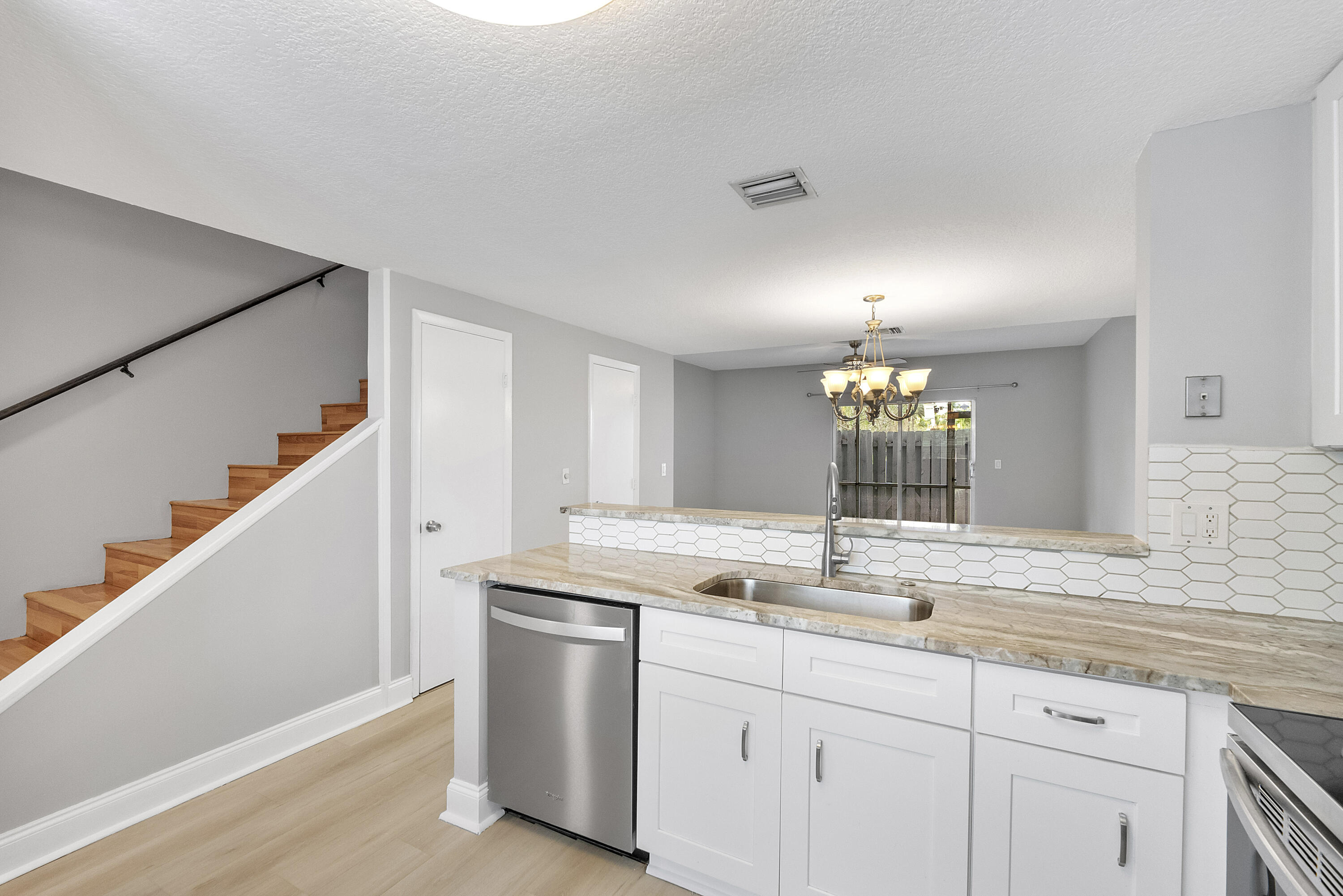 185 Southwest 3rd Street Pompano Beach, FL 33060 - Photo 8 of 77 185 Sw 3rd St_010