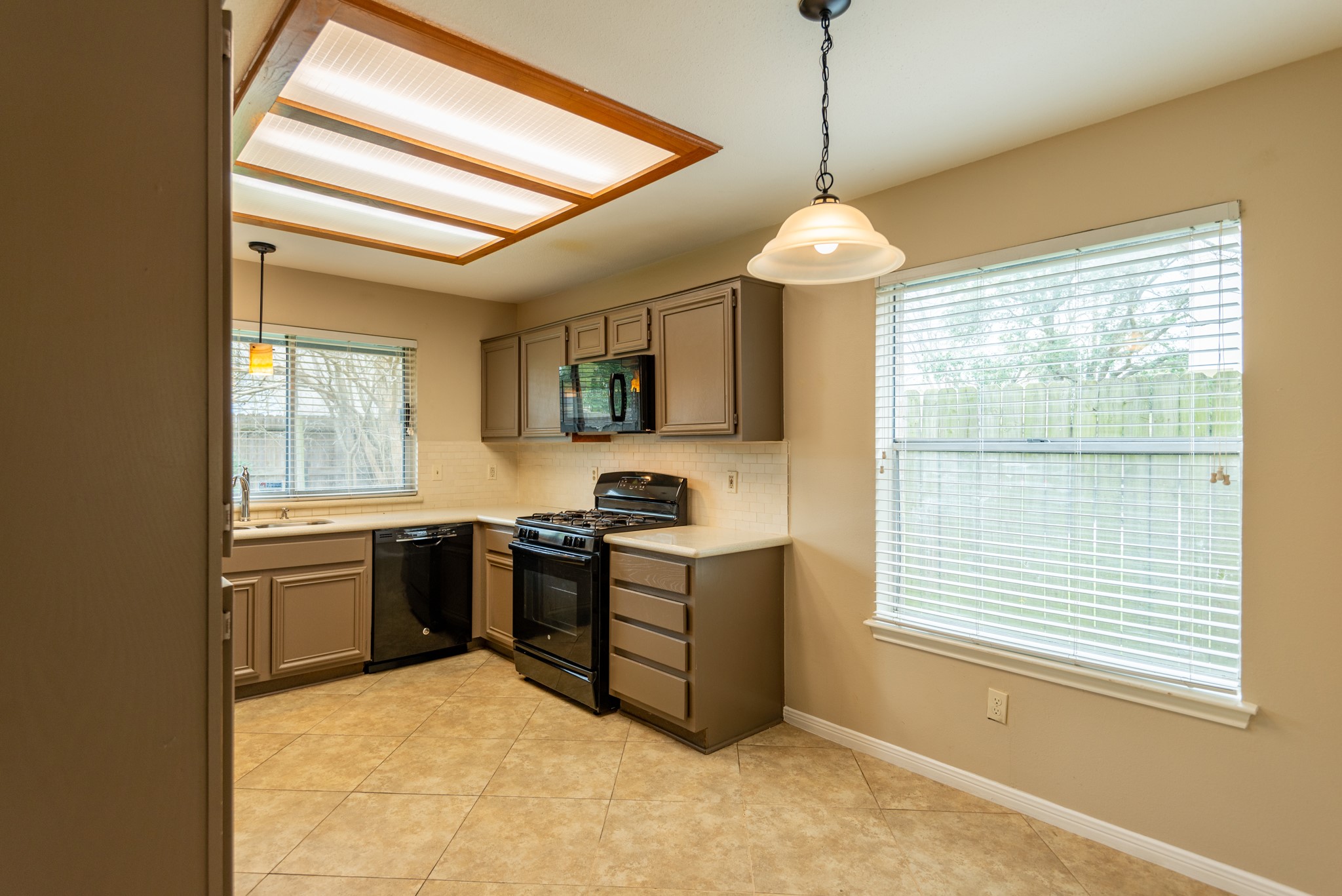 12034 Paddock Way Houston, TX 77065 - Photo 7 of 19 Breakfast area conveniently located inside the kitchen area.