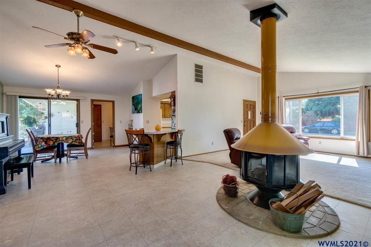 4695 Herrin Road Northeast Salem, OR 97305 - Photo 11 of 32 a living room with furniture and a window