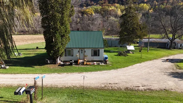 $1,999,900 | 44467 Dakota Valley Drive, Dakota, MN 55925