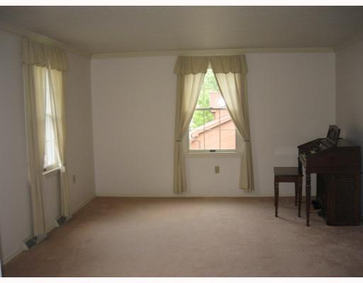 394 Richard Road Wexford, PA 15090 - Photo 2 of 8 Living Room.
