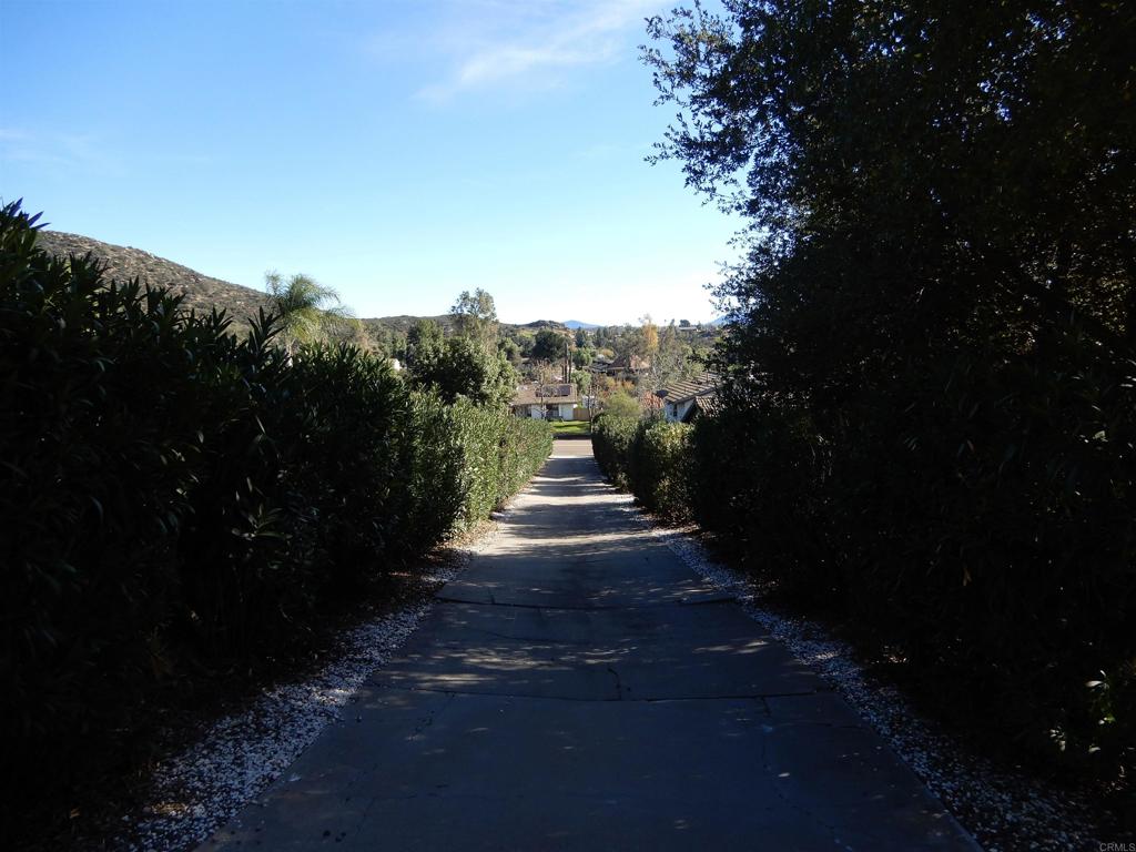 24368 Del Amo Road Ramona, CA 92065 - Photo 26 of 30 Driveway