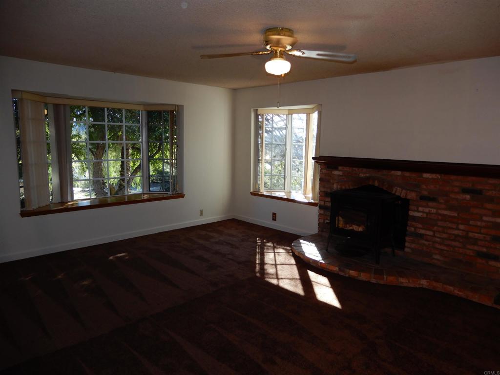 24368 Del Amo Road Ramona, CA 92065 - Photo 4 of 30 Living Room