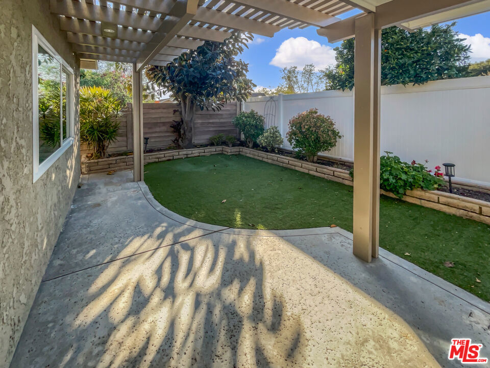 22421 Rippling Lake Forest, CA 92630 - Photo 8 of 23