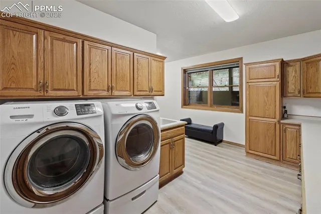 a view of kitchen with washer and dryer