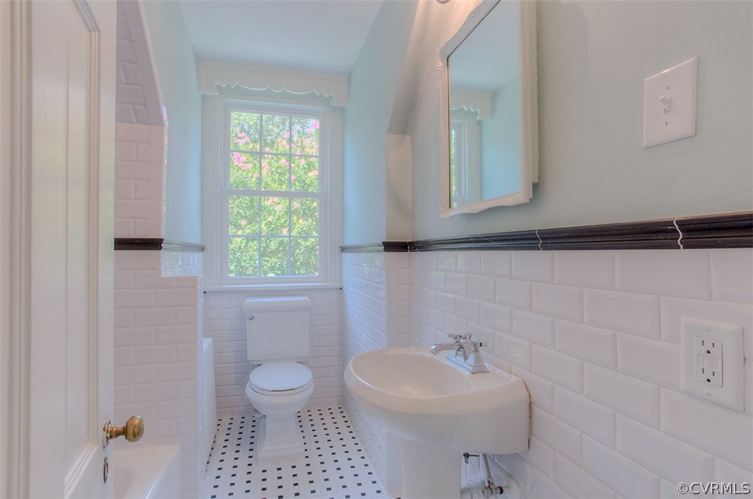 7110 Cherokee Road Richmond, VA 23225 - Photo 32 of 47 Hall bath shared with 2nd & 3rd bedrooms with pede