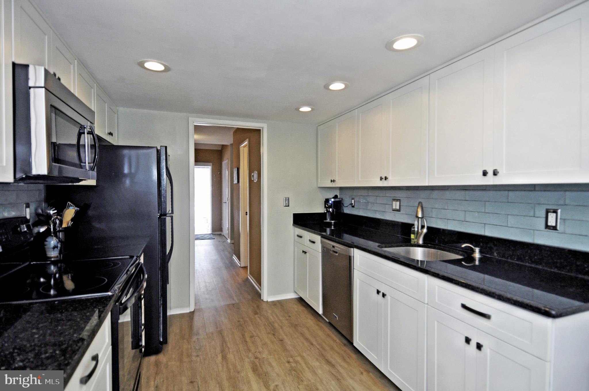 2245 Wheelwright Court Reston, VA 20191 - Photo 10 of 38 Designer backsplash