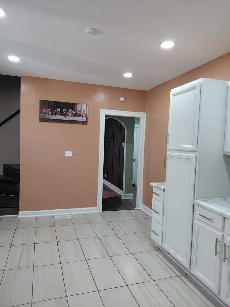 1040 West 92nd Place Chicago, IL 60620 - Photo 9 of 29 a view of a livingroom with an empty space