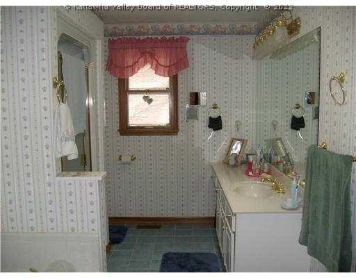 1723 Bills Creek Road Winfield, WV 25213 - Photo 9 of 15 Master Bath/Spa.