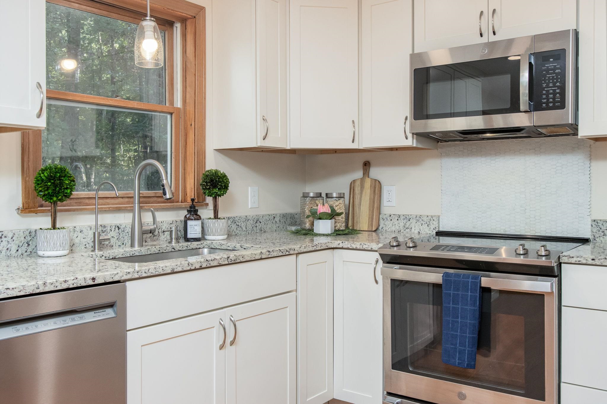 16 Montgomery Farm Road Derry, NH 03038 - Photo 3 of 47
