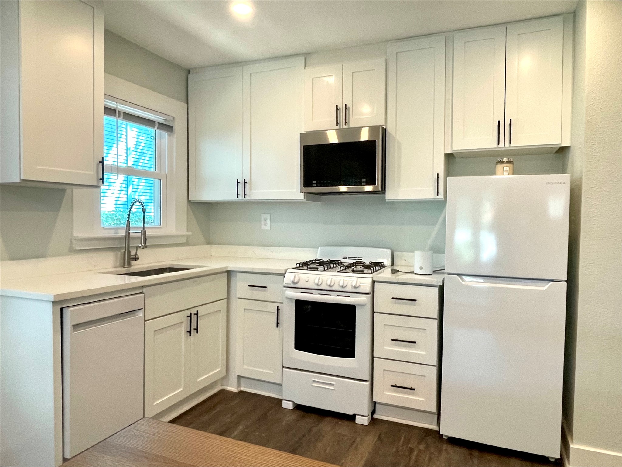 807 East Riverside Drive, Unit B Austin, TX 78704 - Photo 11 of 28 A streamlined kitchen layout offers bright white cabinetry and modern appliances.