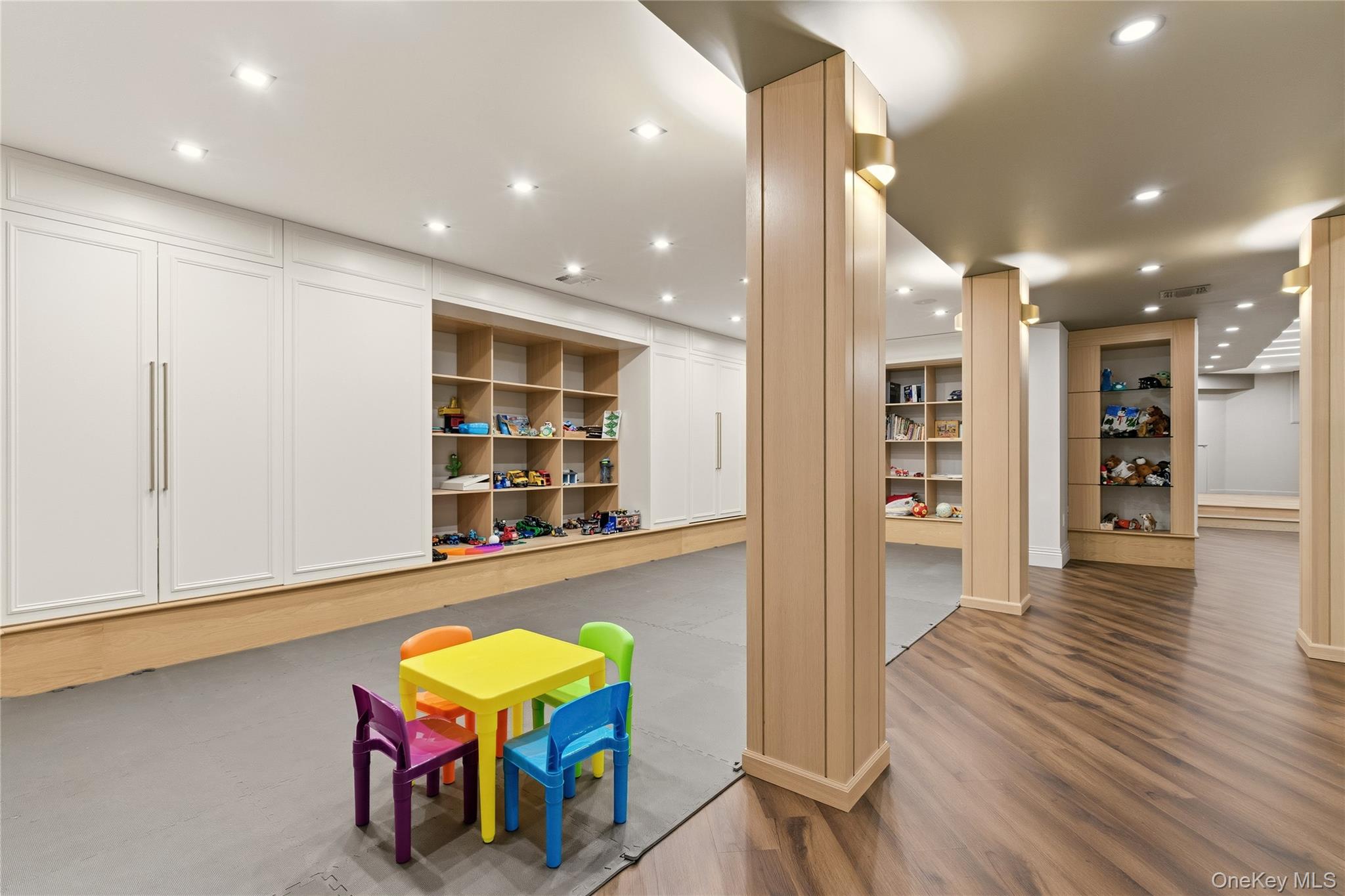 55 Coves Run Syosset, NY 11791 - Photo 38 of 50 a hallway with wooden floor and furniture