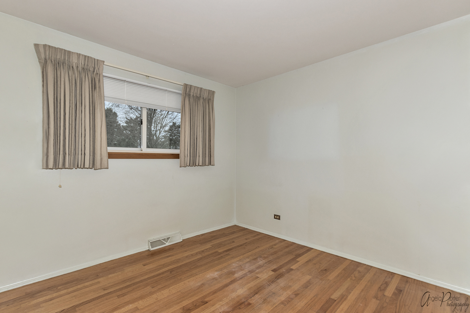 280 Westmere Road Des Plaines, IL 60016 - Photo 12 of 27 an empty room with wooden floor and windows