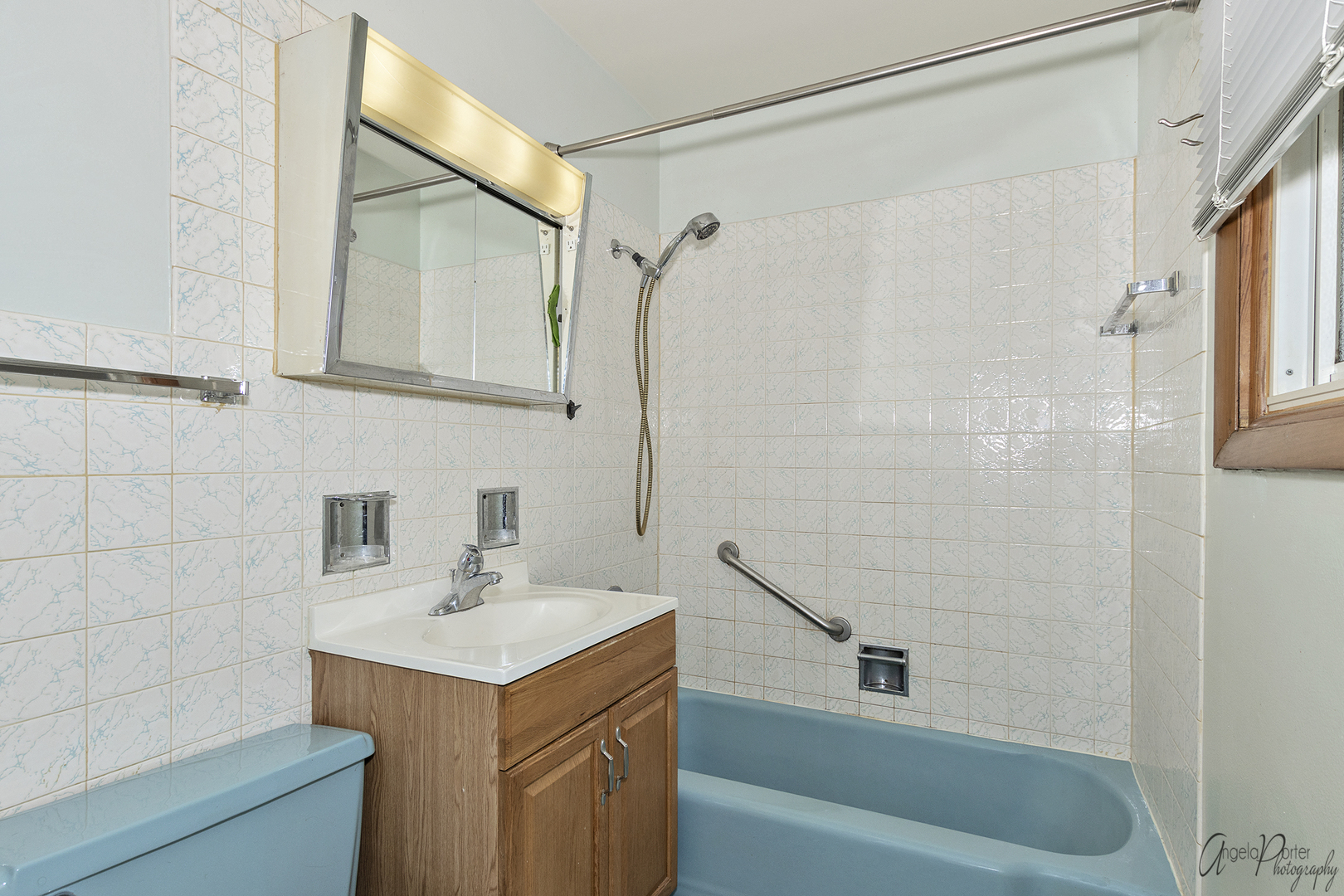 280 Westmere Road Des Plaines, IL 60016 - Photo 16 of 27 a bathroom with a sink a toilet and shower