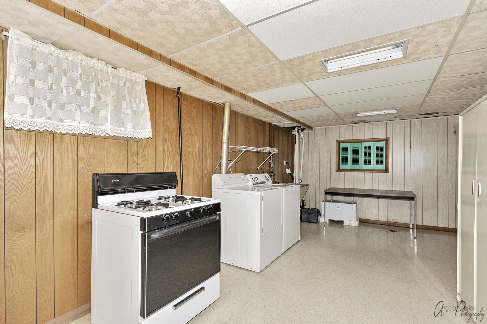 280 Westmere Road Des Plaines, IL 60016 - Photo 19 of 27 a kitchen that has a stove and a microwave