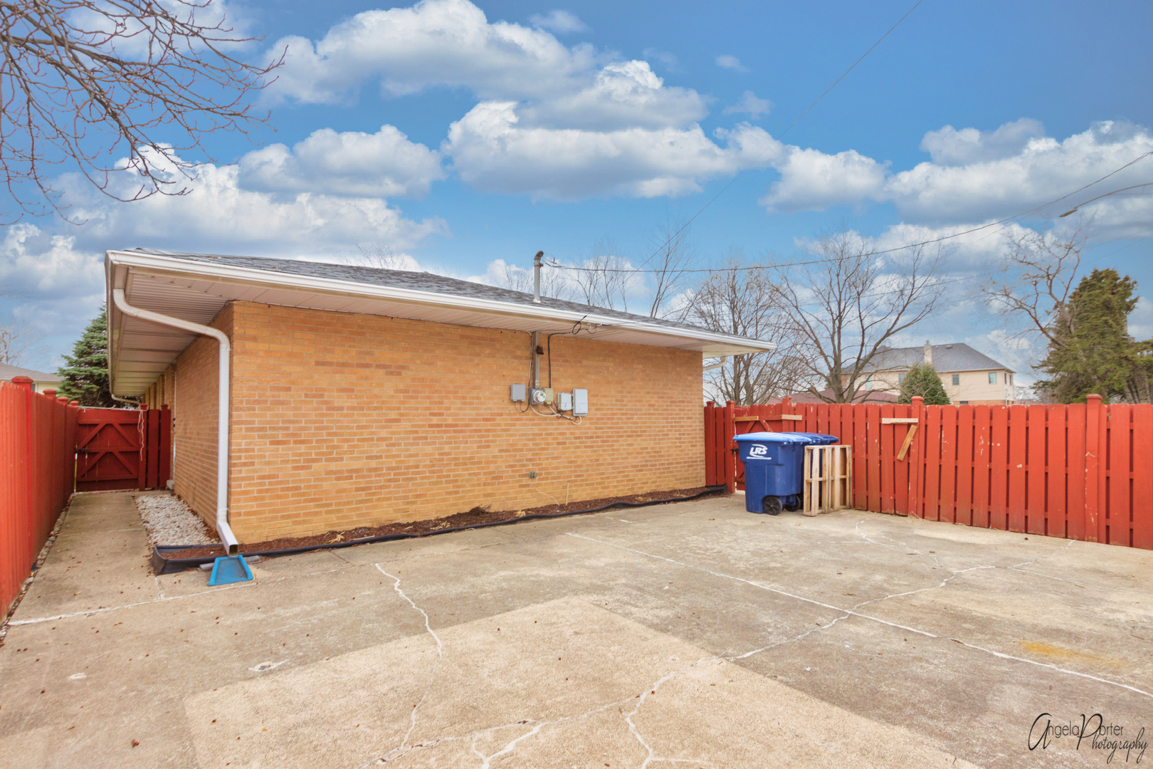 280 Westmere Road Des Plaines, IL 60016 - Photo 2 of 27 a view of a backyard