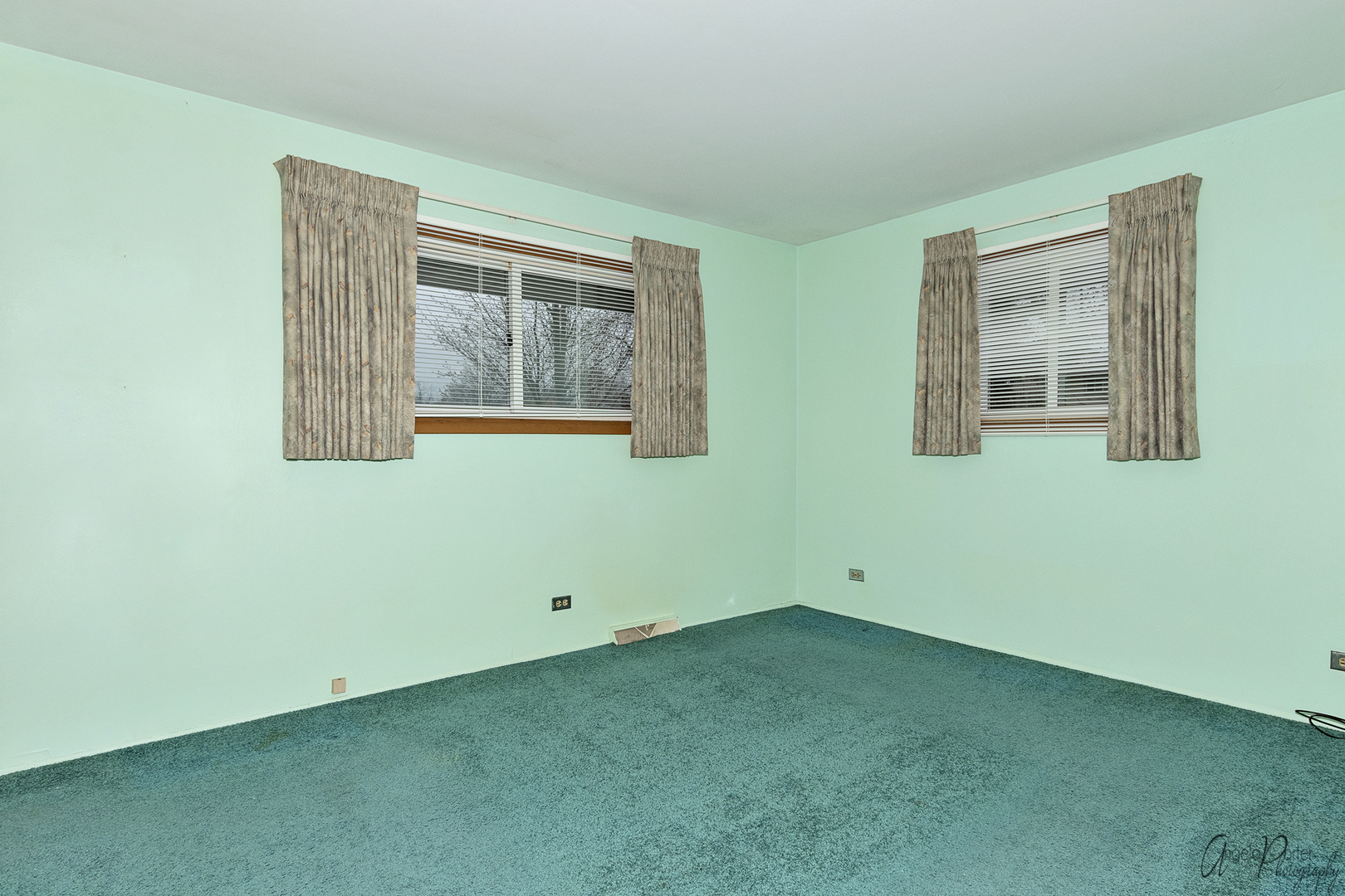 280 Westmere Road Des Plaines, IL 60016 - Photo 23 of 27 an empty room with a window