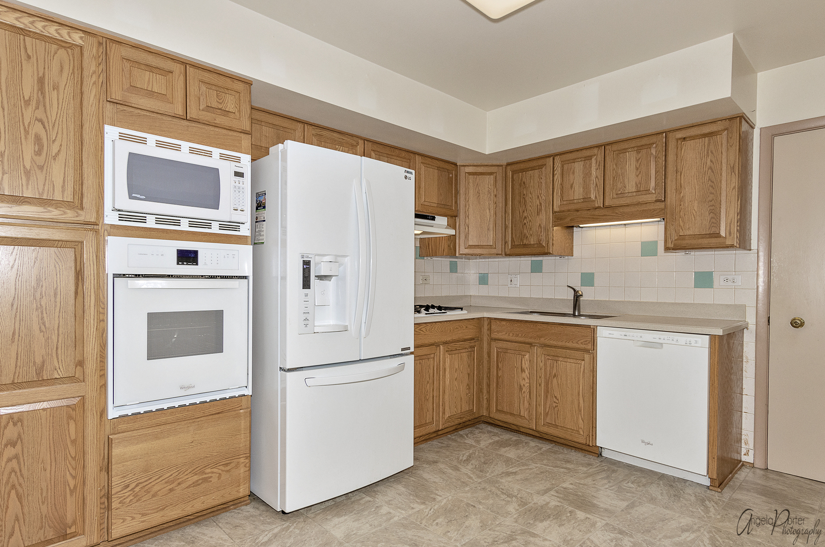 280 Westmere Road Des Plaines, IL 60016 - Photo 3 of 27 a white refrigerator freezer sitting in a kitchen