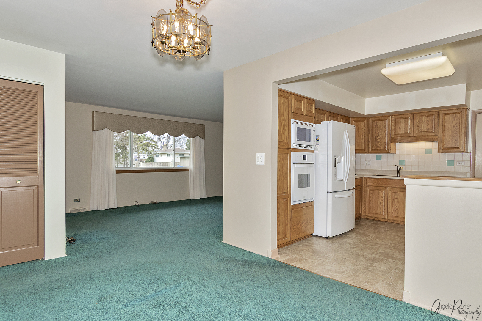 280 Westmere Road Des Plaines, IL 60016 - Photo 4 of 27 a view of kitchen with refrigerator and window