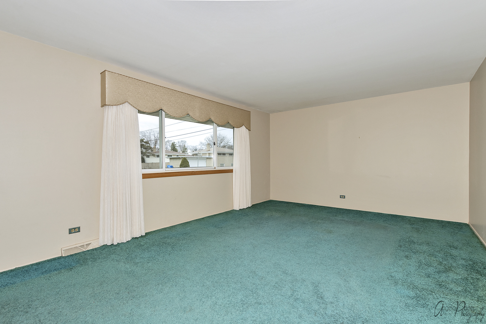 280 Westmere Road Des Plaines, IL 60016 - Photo 7 of 27 an empty room with window