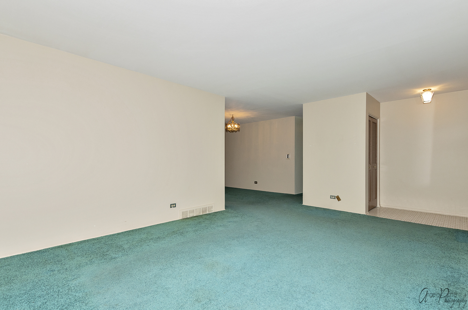 280 Westmere Road Des Plaines, IL 60016 - Photo 9 of 27 an empty room with closet