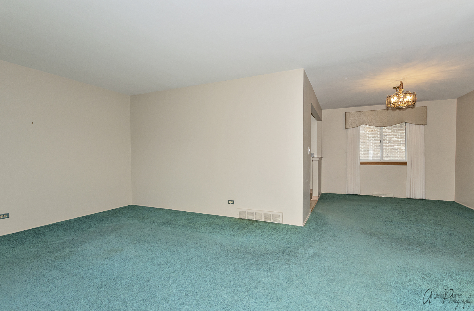 280 Westmere Road Des Plaines, IL 60016 - Photo 10 of 27 an empty room with windows