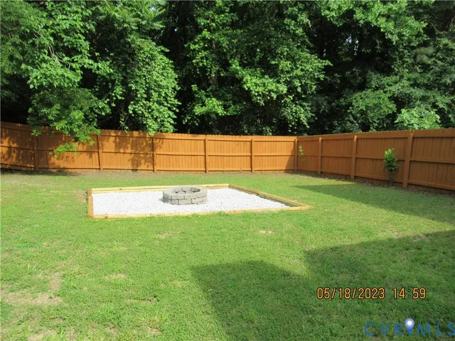 a view of a backyard