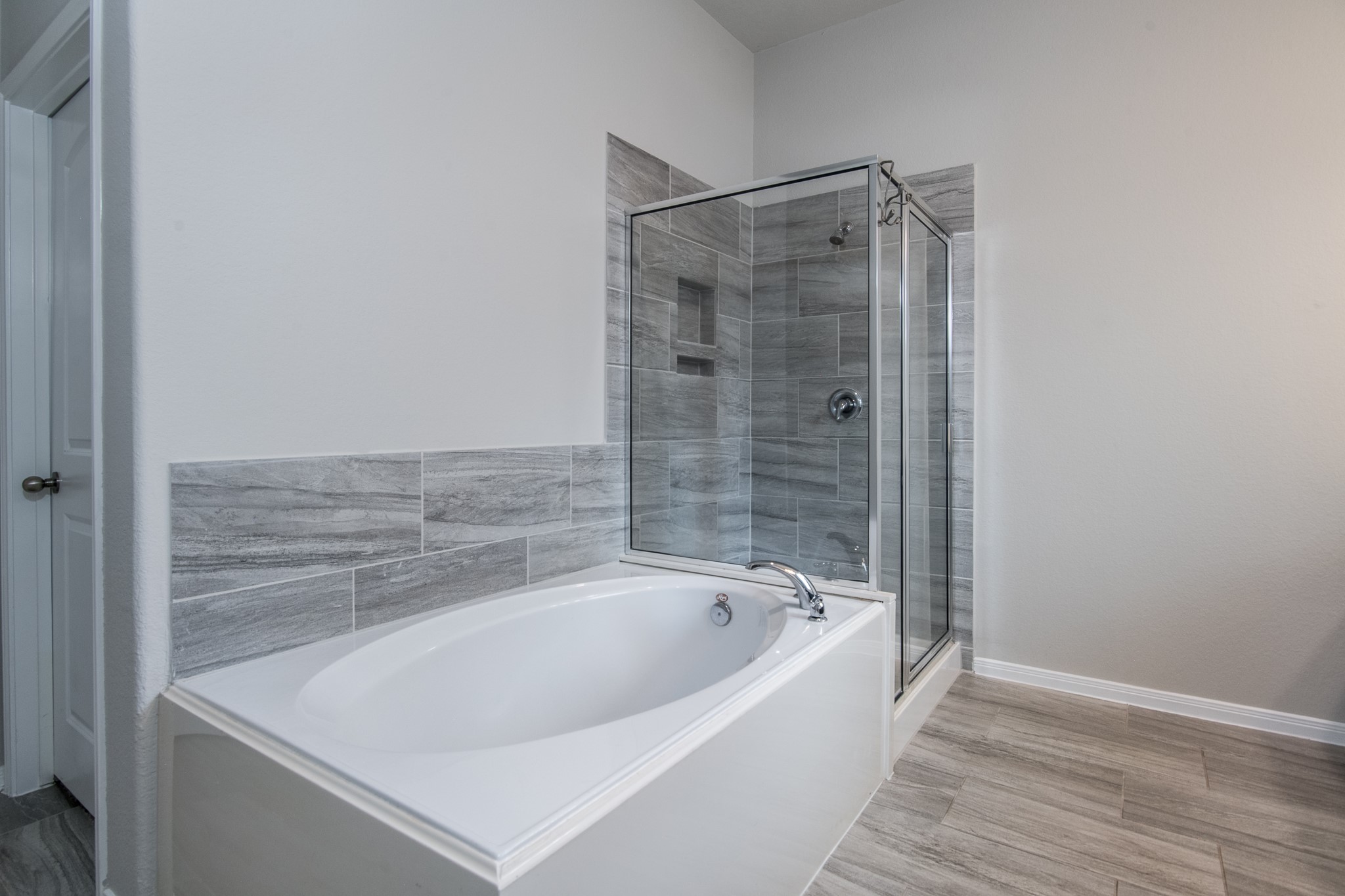 3211 Discovery Lane Conroe, TX 77301 - Photo 13 of 22 Primary bathroom with soaking tub and separate shower