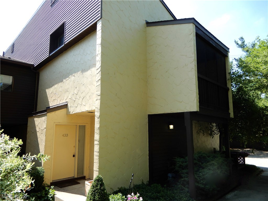 433 Hampton Ridge Drive Akron, OH 44313 - Photo 1 of 11 Gallery Image 1
