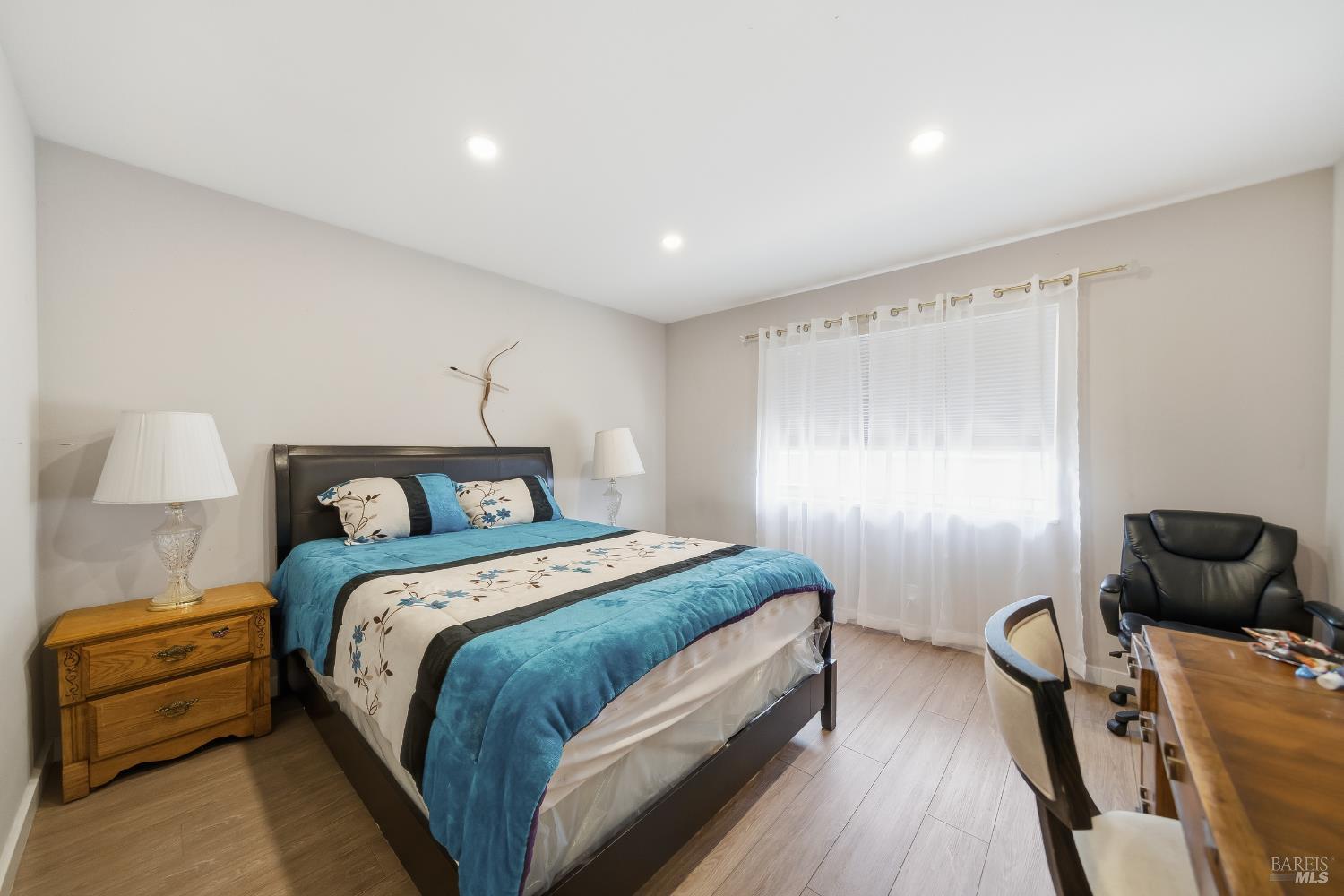 155 Canal Street, Unit 7 San Rafael, CA 94901 - Photo 8 of 17 a bedroom with a bed and a lamp