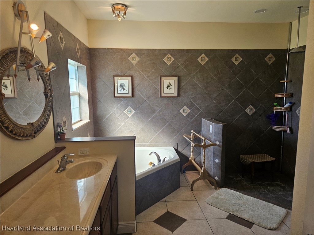 1101 Lakeside Way Sebring, FL 33876 - Photo 11 of 41 a bathroom with a sink a toilet a mirror and shower
