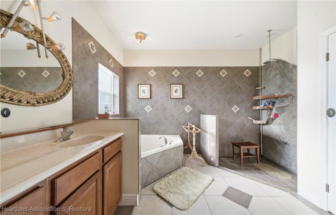 1101 Lakeside Way Sebring, FL 33876 - Photo 33 of 41 a bath room with a sink and a couch