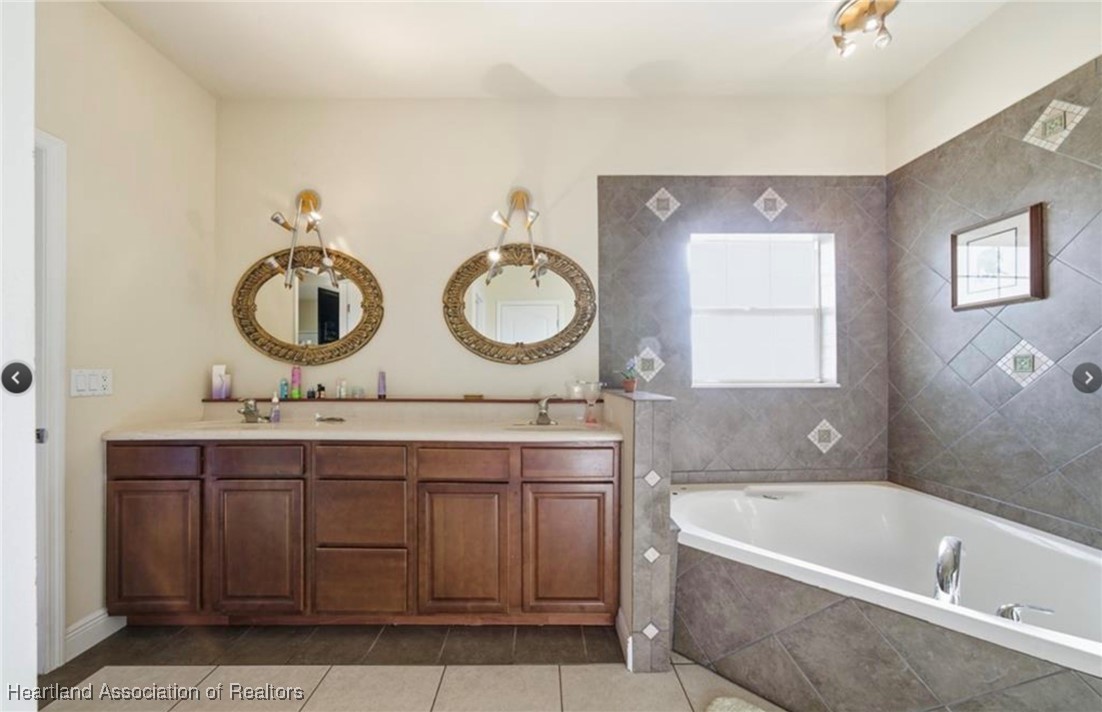 1101 Lakeside Way Sebring, FL 33876 - Photo 34 of 41 a bathroom with a tub sink and mirror