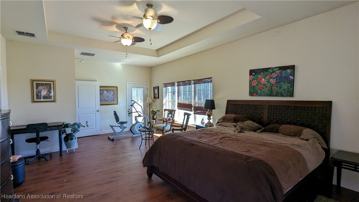 1101 Lakeside Way Sebring, FL 33876 - Photo 8 of 41 a spacious bedroom with a bed a table and a potted plant
