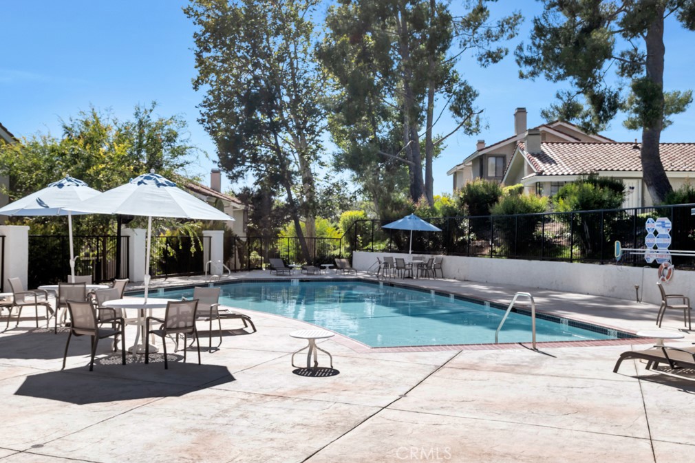 905 Thistlegate Road Oak Park, CA 91377 - Photo 5 of 34