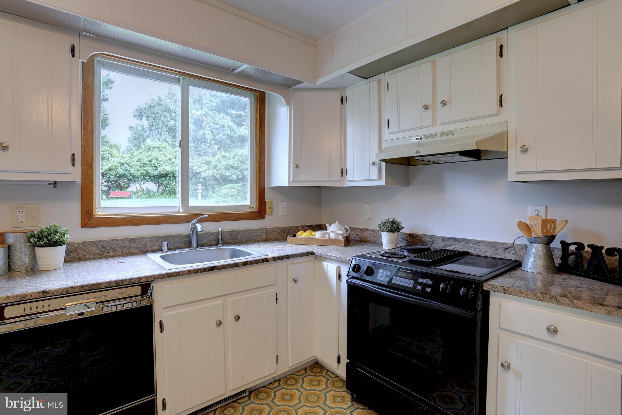 8453 Rolling Ridge Court Ellicott City, MD 21043 - Photo 11 of 39 Kitchen with granite counter tops