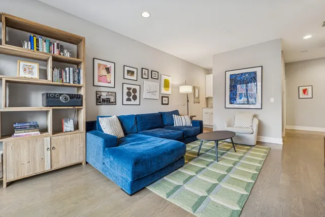 $925,000 | 1627 North Campbell Avenue, Unit 1, Chicago, IL 60647