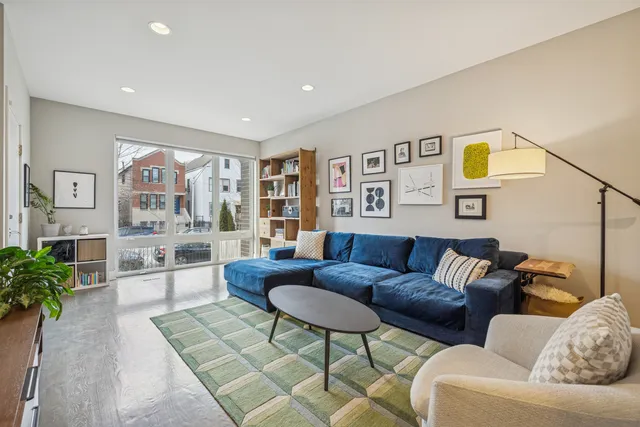 $925,000 | 1627 North Campbell Avenue, Unit 1, Chicago, IL 60647