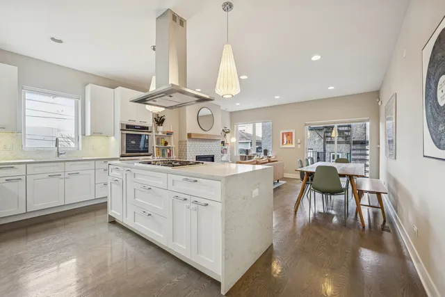 $925,000 | 1627 North Campbell Avenue, Unit 1, Chicago, IL 60647