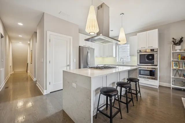 $925,000 | 1627 North Campbell Avenue, Unit 1, Chicago, IL 60647