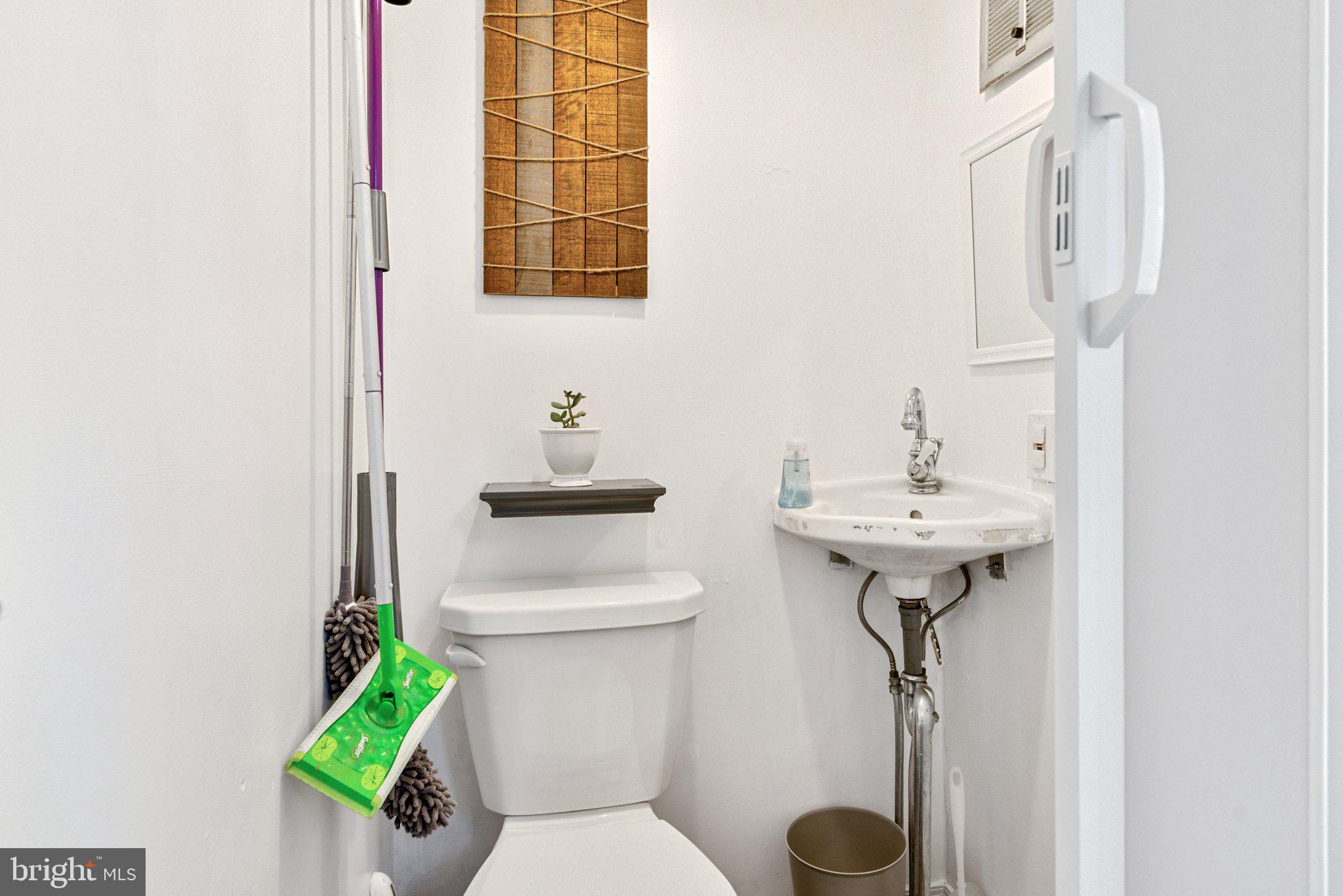 19 Wayne Avenue Springfield, PA 19064 - Photo 15 of 22 1/2 Bath on the main level