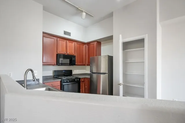 $1,525 | 10245 South Maryland Parkway, Unit 2207, Las Vegas, NV 89183