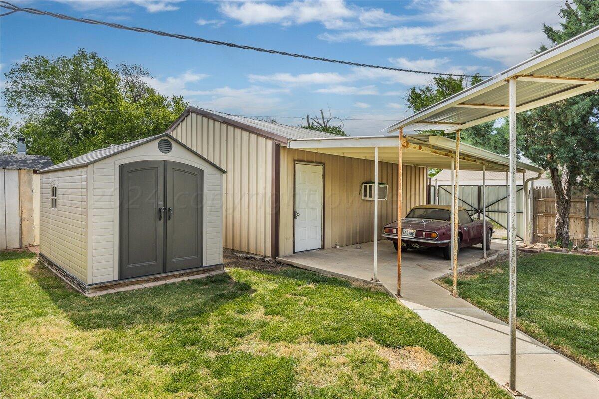 3017 Mockingbird Lane Amarillo, TX 79109 - Photo 24 of 25 a view of a house with backyard and porch