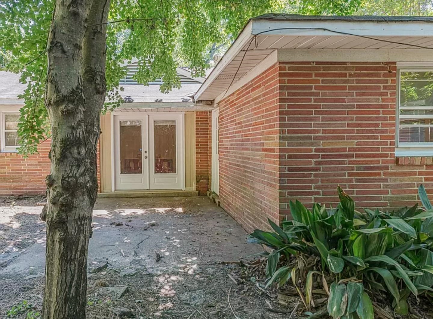 5298 Mesquite Road Memphis, TN 38120 - Photo 19 of 20 a view of front door and yard