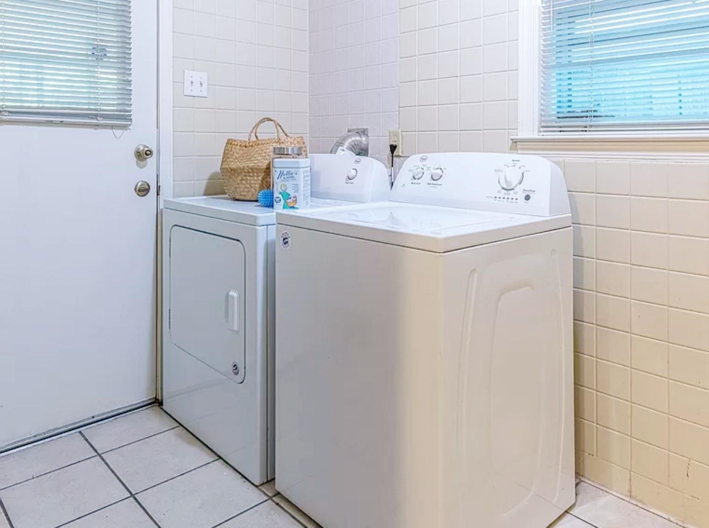 5298 Mesquite Road Memphis, TN 38120 - Photo 10 of 20 a utility room with dryer and washer