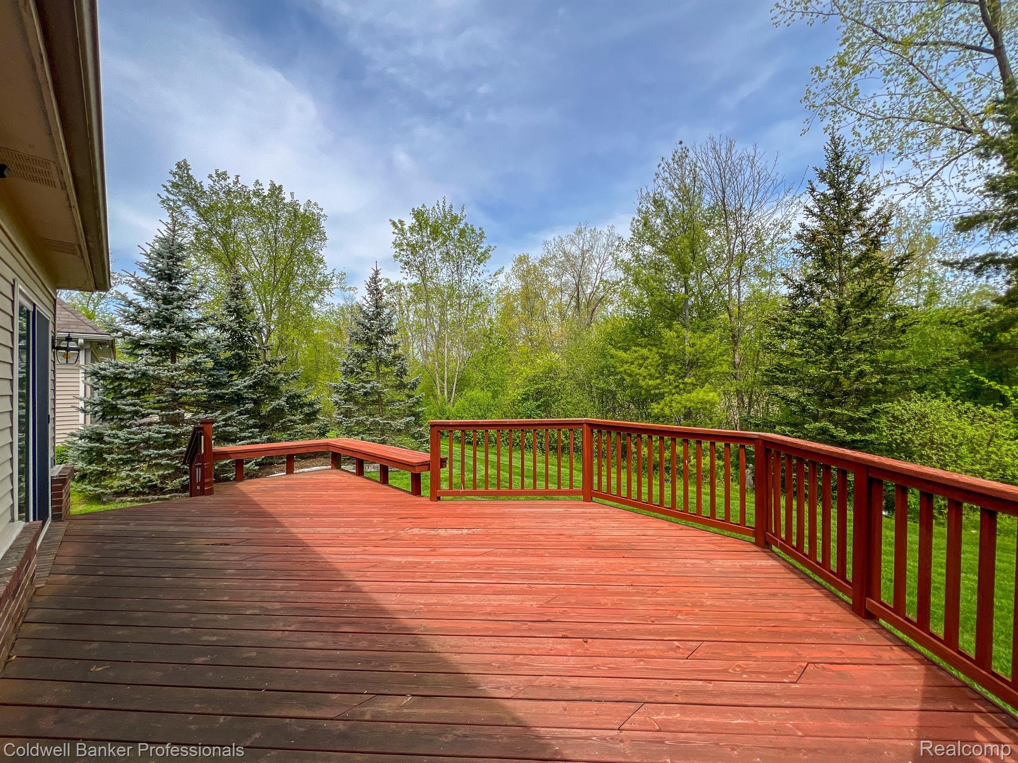 2206 Lagoon Drive Rochester, MI 48309 - Photo 27 of 37 Cedar Deck off Kitchen Door wall